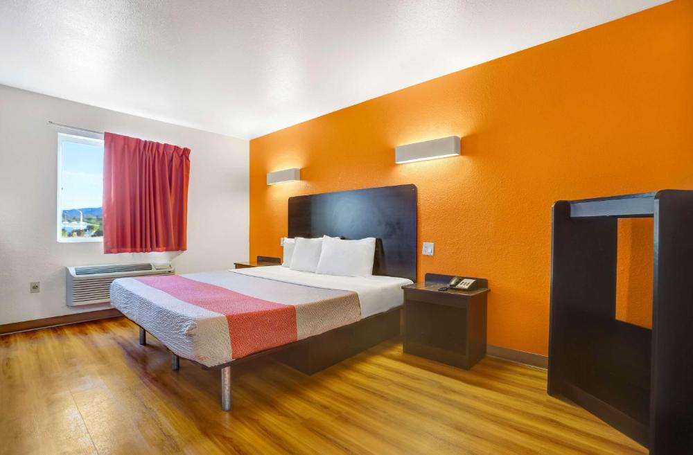 King Room - Non-Smoking interior