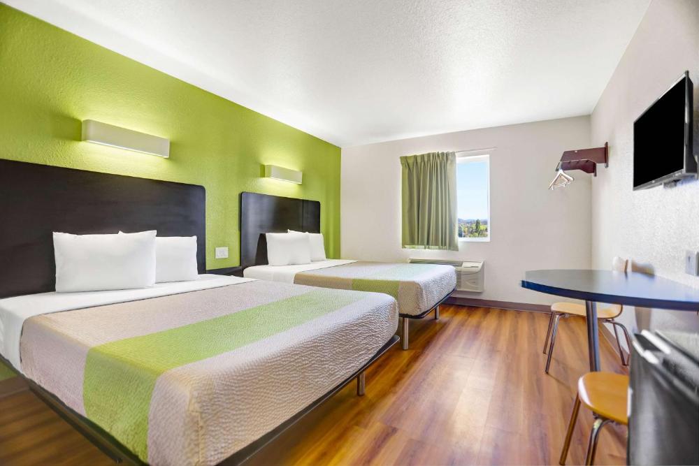 Queen Room with Two Queen Beds - Non-Smoking interior